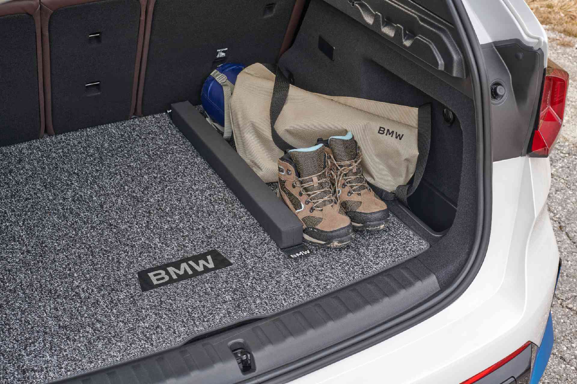 Αναδιπλούμενο πατάκι BMW, για τον χώρο αποσκευών.
