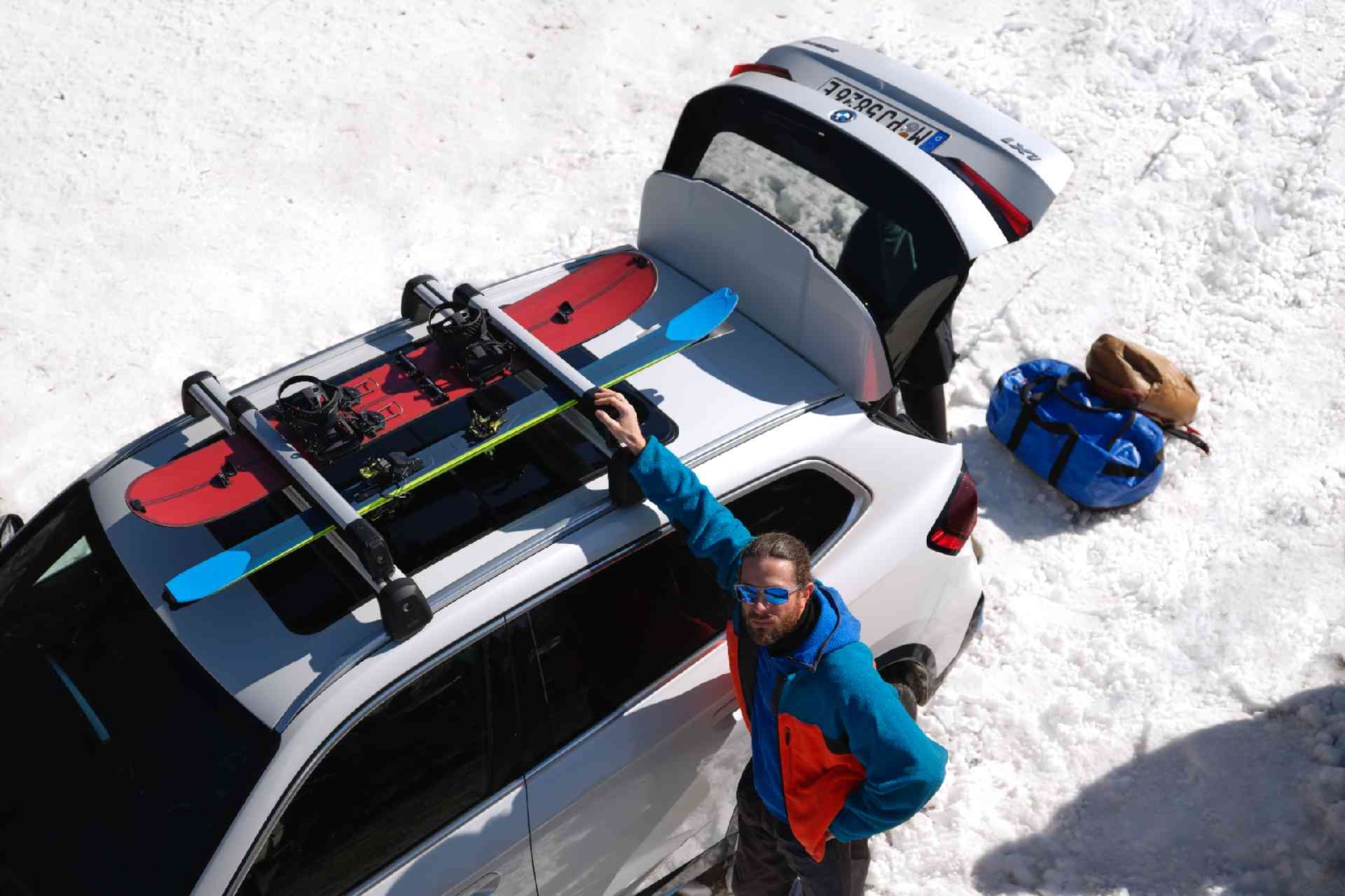 Βάση για πέδιλα του σκι και snowboard BMW, εκτεινόμενη στο πλάι.