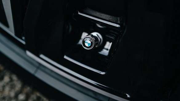 Καπάκια βαλβίδων με λογότυπο BMW.